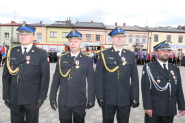Czterej strażacy stoją obok siebie
