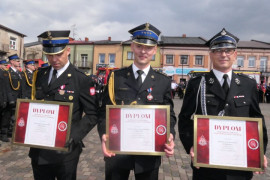 Trzej strażacy stoją obok siebie