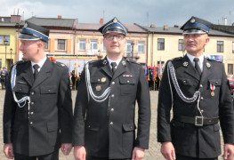 Trzej strażacy stoją obok siebie