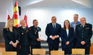 Grupa osób na wspólnym zdjęciu: kobiety i mężczyźni 
