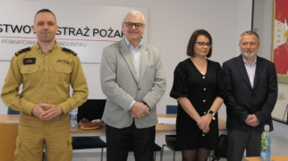 Trzej mężczyźni i kobieta stoją obok siebie