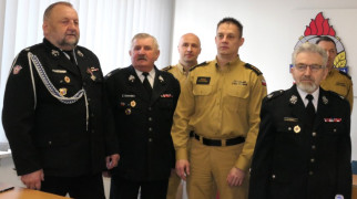 Mężczyźni w mundurach strażackich stoją obok siebie