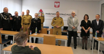Grupa mężczyzn: mężczyźni i kobiety stoją obok siebie