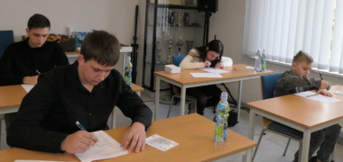 Dzieci - uczestnicy konkursu wiedzy przeciwpożarowej podczas rozwiązywania testu