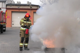 Pokazy strażackie: widoczny strażak, ogień i dym 
