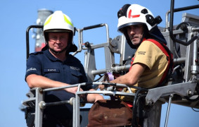 Dwóch mężczyzn w koszu znajdującym się na zwyżce 