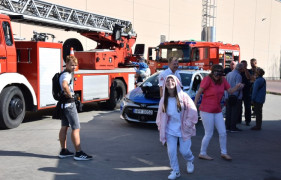 Wozy strażackie i grupa osób stojąca obok nich