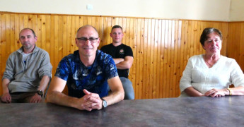 Grupa osób siedząca przy stole 