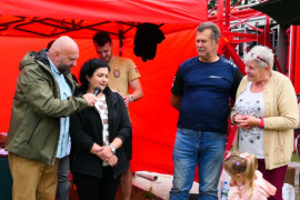 Grupa osób podczas wspólnej zabawy