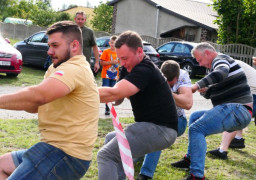 Panowie podczas przeciągania liny