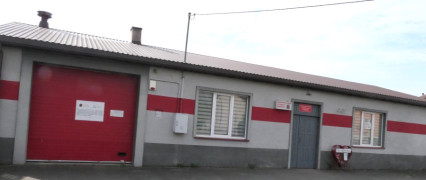 Budynek w szaro- czerwonych barwach