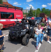 Wozy strażackie i dzieci podczas pikniku 