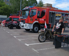Sprzęt strażacki i militaria jako jedna z atrakcji pikniku dla dzieci 