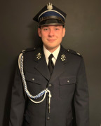 Mężczyzna w mundurze zawodowego strażaka 