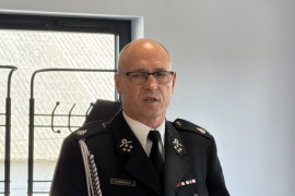 Mężczyzna w galowym mundurze strażaka 