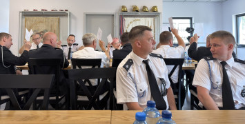 Druhowie ochotnicy podczas Walnego Zebrania. Uczestnicy wydarzenia siedzą za stołami 