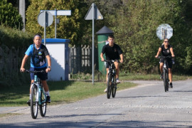 Trzej mężczyzn jadących rowerami
