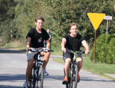 Osoby jadące na rowerze 