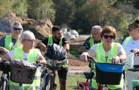 Grupa osób jadąca rowerami 