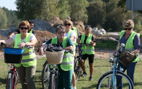 Grupa osób na chwilę przed rozpoczęciem rajdu rowerowego 