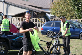 Dwaj mężczyźni stoją obok rowerów