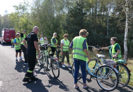 Grupa ludzi jedzie na rowerach 