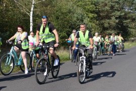 Grupa osób jedzie na rowerach 