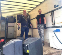 Moment załadunku elektrośmieci na samochód ciężarowy 