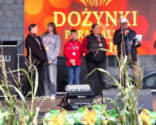 Uczestnicy zawodów stoją na podium 