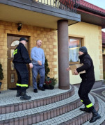 Strażacy wręczają mężczyźnie czuję dymu