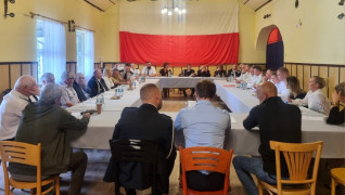 Grupa osób na spotkaniu
