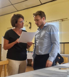 Kobieta i mężczyzna podczas rozmowy. Kobieta trzyma w ręku dokumenty