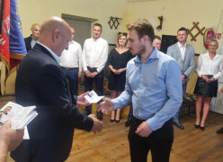 Moment wręczania legitymacji członkowskiej OSP Dziepółć 