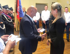 Moment wręczania legitymacji członkowskiej 
