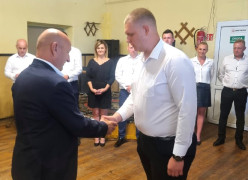 Moment wręczania legitymacji członkowskiej 