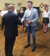 Moment wręczania legitymacji członkowskiej 