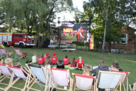Projektor na świeżym powietrzu. Widoczne są leżaki 