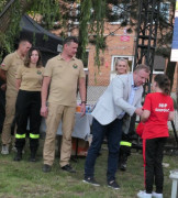 Moment wręczania nagród dzieciom 