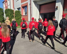 Adepci pożarnictwa wchodzą do siedziby KP PSP w Radomsku 