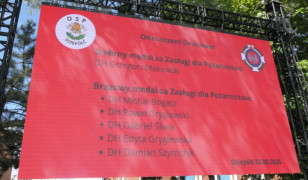 Plansza, na której znajdują się imiona i nazwiska odznaczonych druhów 