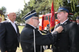 Moment odznaczania strażaka 