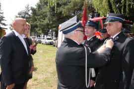 Moment odznaczania strażaka 