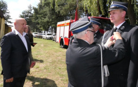 Moment odznaczania strażaka 