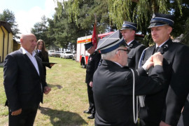 Moment odznaczania strażaka 