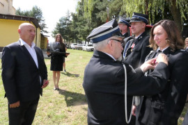 Moment odznaczania strażaka 