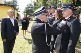 Moment odznaczania strażaka 