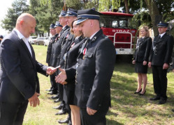 Moment składania gratulacji strażakowi 