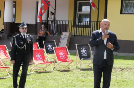 Dwaj mężczyźni stoją obok siebie. Jeden z nich przemawia 