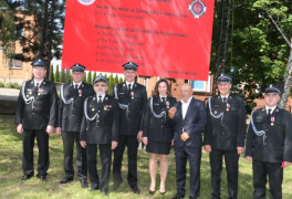 Strażacy w mundurach stoją obok siebie