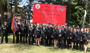 Grupa strażaków stoi obok siebie